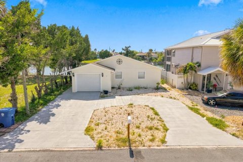 House in Hernando Beach, Florida 3 bedrooms, 120.96 sq.m. № 2222969