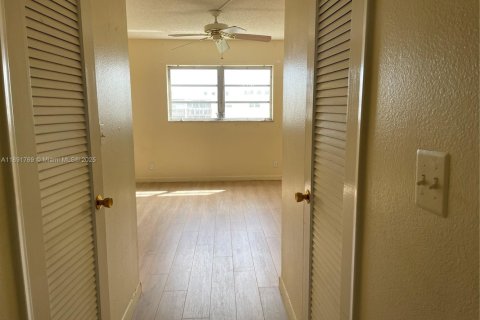 Copropriété à louer à Hallandale Beach, Floride: 1 chambre, 78.69 m2 № 1943893 - photo 5