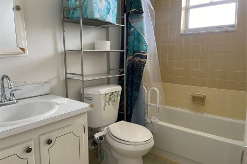 Copropriété à louer à Hallandale Beach, Floride: 1 chambre, 78.69 m2 № 1943893 - photo 9