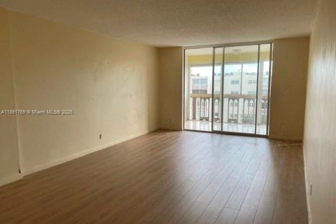 Copropriété à louer à Hallandale Beach, Floride: 1 chambre, 78.69 m2 № 1943893 - photo 1