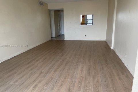 Copropriété à louer à Hallandale Beach, Floride: 1 chambre, 78.69 m2 № 1943893 - photo 3