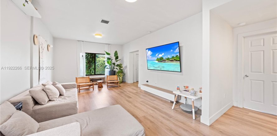 Дом в Майами, Флорида 2 спальни, 101.82м2 № 2019044