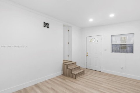 House in Miami, Florida 92.62 sq.m. № 1994898 - photo 5