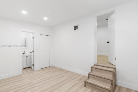 House in Miami, Florida 92.62 sq.m. № 1994898 - photo 3