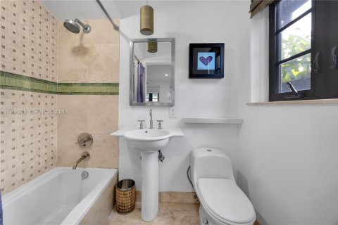House in Miami, Florida 3 bedrooms, 270.62 sq.m. № 2030101 - photo 15