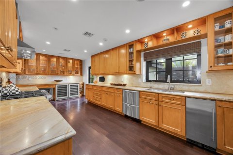 House in Miami, Florida 3 bedrooms, 270.62 sq.m. № 2030101 - photo 10