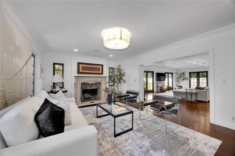 House in Miami, Florida 3 bedrooms, 270.62 sq.m. № 2030101 - photo 2