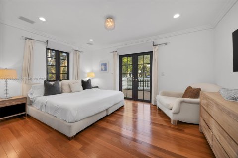 House in Miami, Florida 3 bedrooms, 270.62 sq.m. № 2030101 - photo 19