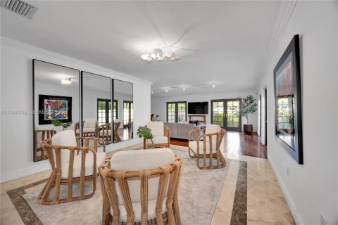 House in Miami, Florida 3 bedrooms, 270.62 sq.m. № 2030101 - photo 8