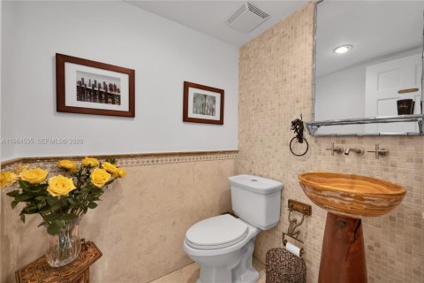 House in Miami, Florida 3 bedrooms, 270.62 sq.m. № 2030101 - photo 16