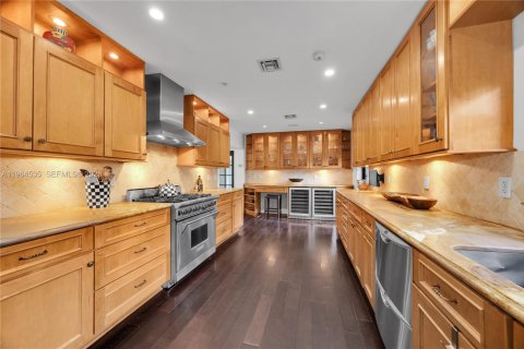 House in Miami, Florida 3 bedrooms, 270.62 sq.m. № 2030101 - photo 11