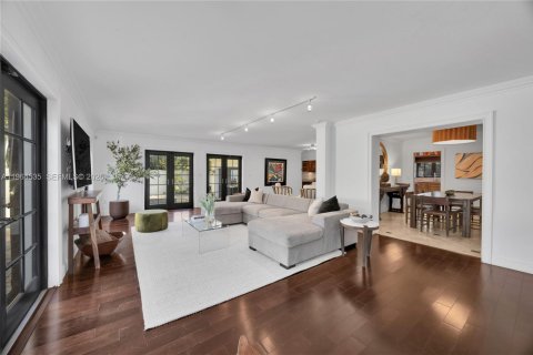 House in Miami, Florida 3 bedrooms, 270.62 sq.m. № 2030101 - photo 5