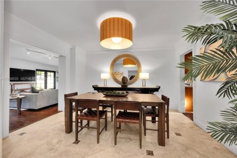 House in Miami, Florida 3 bedrooms, 270.62 sq.m. № 2030101 - photo 13