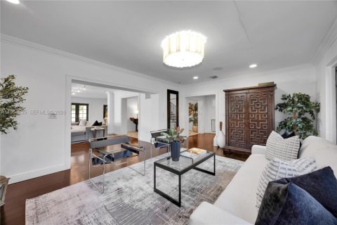 House in Miami, Florida 3 bedrooms, 270.62 sq.m. № 2030101 - photo 3