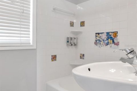 House in Tampa, Florida 4 bedrooms, 176.14 sq.m. № 1792353 - photo 22