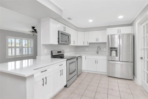 House in Tampa, Florida 4 bedrooms, 176.14 sq.m. № 1792353 - photo 9