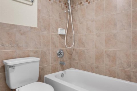 Condo in Miami, Florida, 2 bedrooms  № 1832435 - photo 18