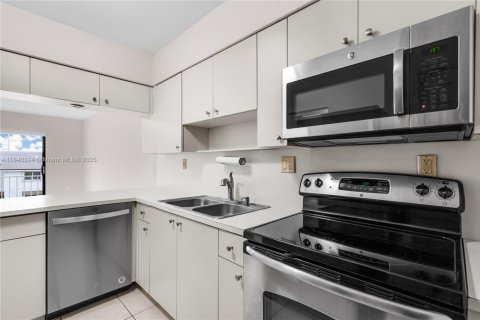 Condo in Miami, Florida, 2 bedrooms  № 1832435 - photo 6