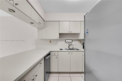 Condo in Miami, Florida, 2 bedrooms  № 1832435 - photo 5