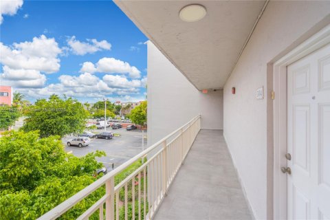 Condo in Miami, Florida, 2 bedrooms  № 1832435 - photo 9