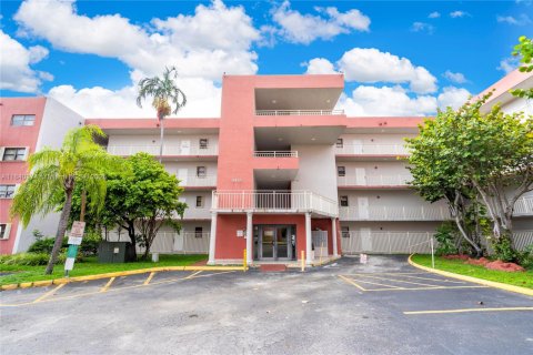 Condo in Miami, Florida, 2 bedrooms  № 1832435 - photo 1