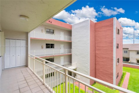 Condo in Miami, Florida, 2 bedrooms  № 1832435 - photo 11