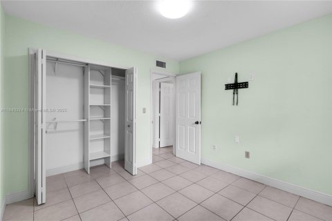 Condo in Miami, Florida, 2 bedrooms  № 1832435 - photo 17