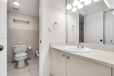Condo in Miami, Florida, 2 bedrooms  № 1832435 - photo 22