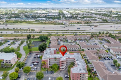 Condo in Miami, Florida, 2 bedrooms  № 1832435 - photo 25