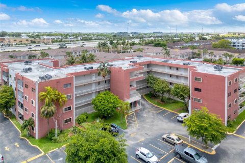 Condo in Miami, Florida, 2 bedrooms  № 1832435 - photo 2