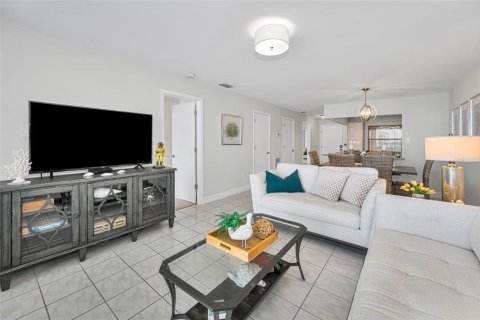 Condo in Tarpon Springs, Florida, 2 bedrooms  № 2395994 - photo 25