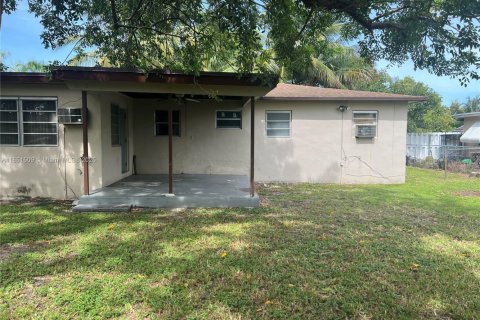 House in Miramar, Florida 3 bedrooms, 110.83 sq.m. № 1857521 - photo 2