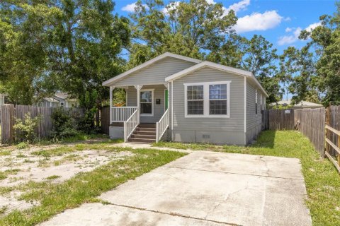 House in Saint Petersburg, Florida 4 bedrooms, 115.76 sq.m. № 1787898 - photo 2