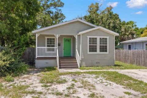House in Saint Petersburg, Florida 4 bedrooms, 115.76 sq.m. № 1787898 - photo 1