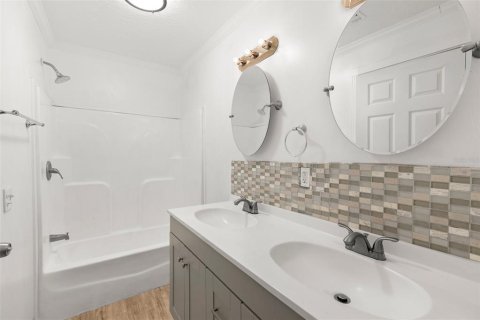 House in Saint Petersburg, Florida 4 bedrooms, 115.76 sq.m. № 1787898 - photo 10