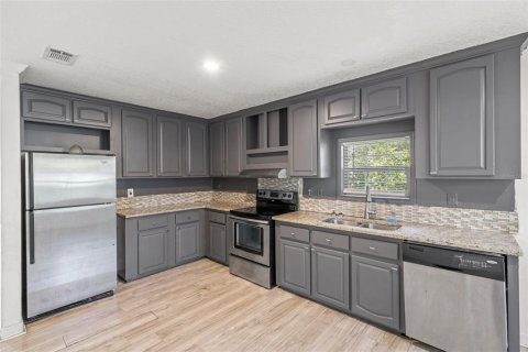 House in Saint Petersburg, Florida 4 bedrooms, 115.76 sq.m. № 1787898 - photo 8