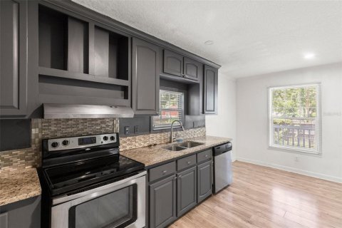 House in Saint Petersburg, Florida 4 bedrooms, 115.76 sq.m. № 1787898 - photo 6
