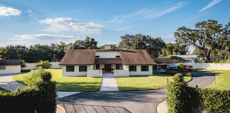 House in Plant City, Florida 4 bedrooms, 288 sq.m. № 1644169