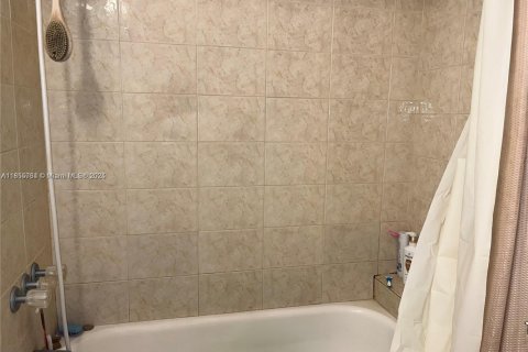 Condo in Oakland Park, Florida, 1 bedroom  № 1877972 - photo 11