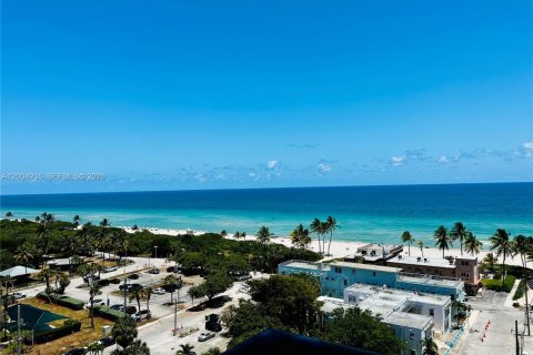 Condo in Hollywood, Florida, 2 bedrooms  № 2068399 - photo 2