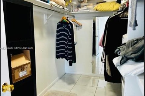 Condo in Hollywood, Florida, 2 bedrooms  № 2068399 - photo 13