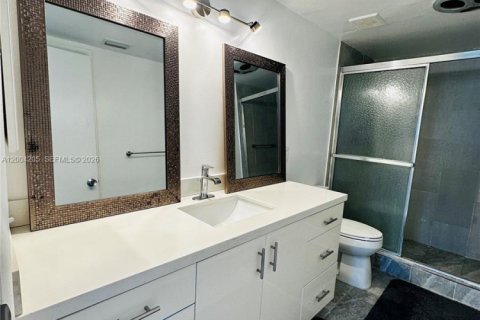 Condo in Hollywood, Florida, 2 bedrooms  № 2068399 - photo 12
