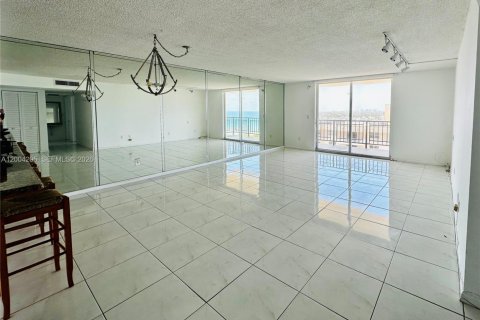 Condo in Hollywood, Florida, 2 bedrooms  № 2068399 - photo 7
