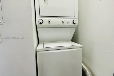 Condo in Hollywood, Florida, 2 bedrooms  № 2068399 - photo 8