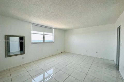 Condo in Hollywood, Florida, 2 bedrooms  № 2068399 - photo 11