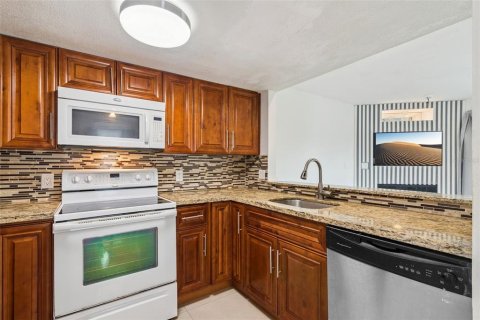 Townhouse in Kissimmee, Florida 2 bedrooms, 113.06 sq.m. № 2156683 - photo 20