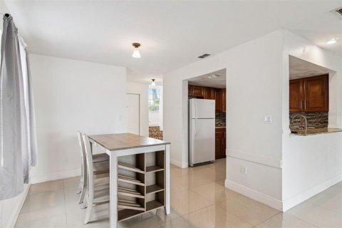 Townhouse in Kissimmee, Florida 2 bedrooms, 113.06 sq.m. № 2156683 - photo 14