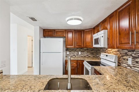 Townhouse in Kissimmee, Florida 2 bedrooms, 113.06 sq.m. № 2156683 - photo 19