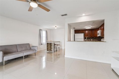 Townhouse in Kissimmee, Florida 2 bedrooms, 113.06 sq.m. № 2156683 - photo 12