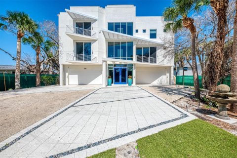 House in Englewood, Florida 4 bedrooms, 425.86 sq.m. № 1854123 - photo 1